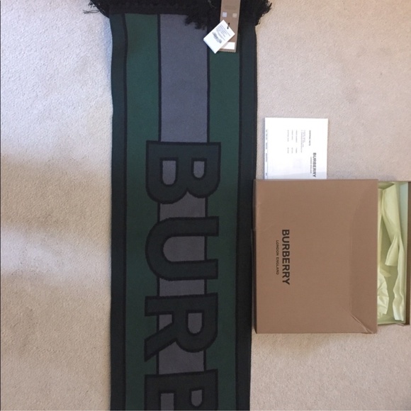 Burberry cashmere scarf brand new in a box - Picture 2 of 3
